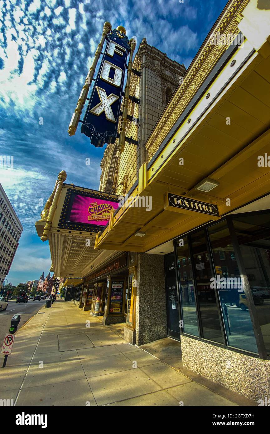 Saint Louis, MO—30 settembre 2021; vista dall'angolo basso dell'ingresso frontale e della biglietteria del favoloso Fox Theatre di St Louis. Foto Stock