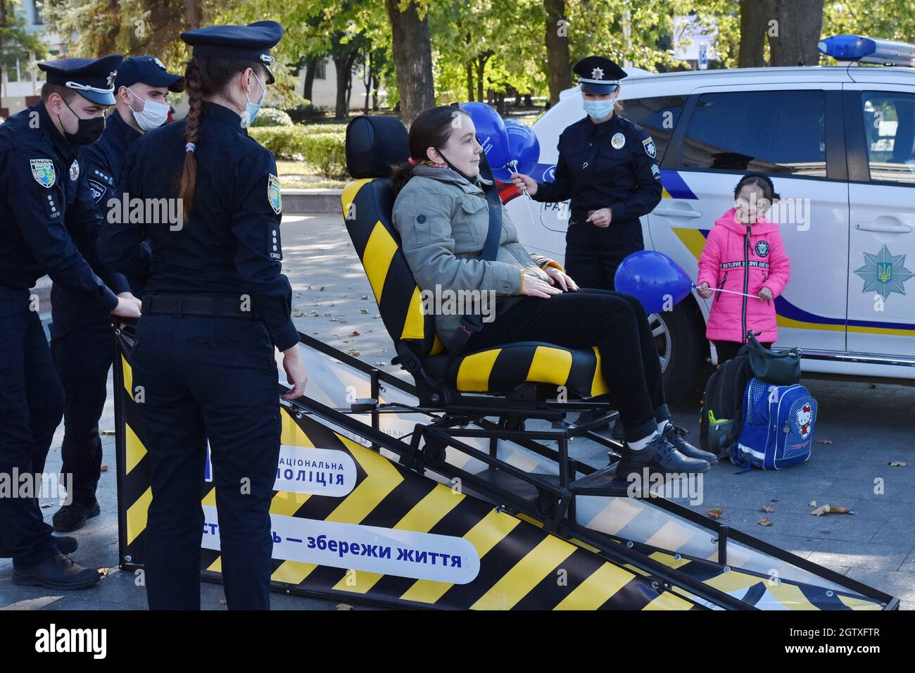 Kramatorsk, Ucraina. 2 ottobre 2021. Una donna è vista in uno stato di simulazione di collisione durante il test.gli ufficiali della polizia Nazionale dell'Ucraina a Kramatorsk stanno partecipando a un'iniziativa per la sicurezza stradale, la campagna 'Buckle Up - Do't get terrorizzato' in Ucraina. Il suo scopo è quello di sensibilizzare maggiormente il pubblico sul rischio di lesioni e morte causati dall'uso delle cinture di sicurezza, e di incoraggiare gli ucraini a allacciarsi quando guidano in auto, anche se passeggeri seduti sul sedile posteriore. (Foto di Andriy Andriyenko/SOPA Images/Sipa USA) Credit: Sipa USA/Alamy Live News Foto Stock