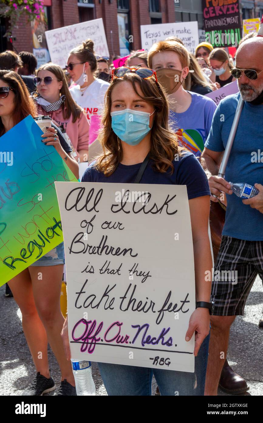 Detroit, Michigan, Stati Uniti. 2 ottobre 2021. Le donne e i sostenitori maschili si radunano e marciano per il diritto ad aborti legali. Si trattava di una delle centinaia di raduni in tutto il paese due giorni prima che la Corte Suprema inizi il suo nuovo mandato, dove esaminerà di nuovo la questione dell’aborto. Credit: Jim West/Alamy Live News Foto Stock