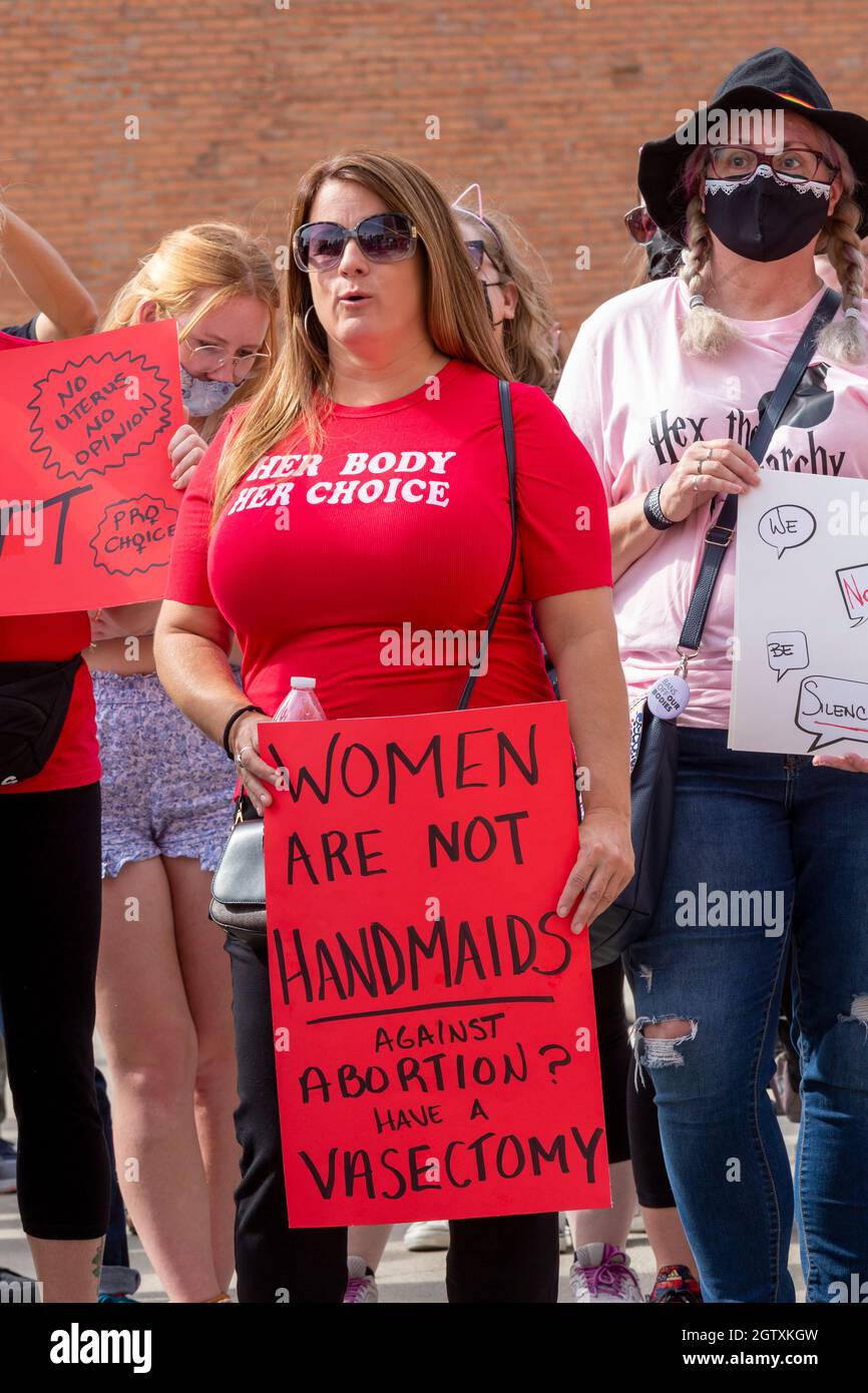 Detroit, Michigan, Stati Uniti. 2 ottobre 2021. Le donne e i sostenitori maschili si radunano e marciano per il diritto ad aborti legali. Si trattava di una delle centinaia di raduni in tutto il paese due giorni prima che la Corte Suprema inizi il suo nuovo mandato, dove esaminerà di nuovo la questione dell’aborto. Credit: Jim West/Alamy Live News Foto Stock