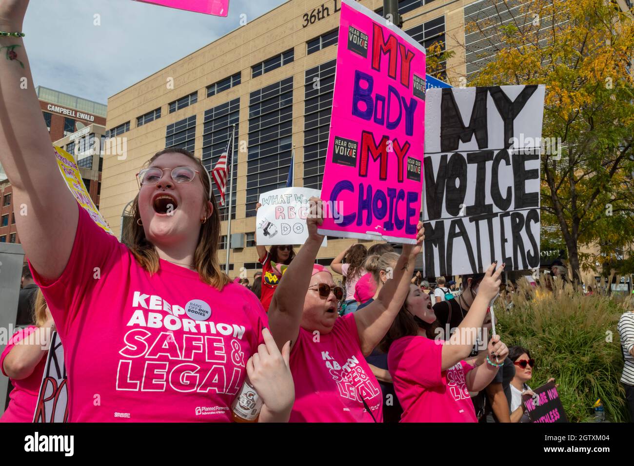 Detroit, Michigan, Stati Uniti. 2 ottobre 2021. Le donne e i sostenitori maschili si radunano e marciano per il diritto ad aborti legali. Si trattava di una delle centinaia di raduni in tutto il paese due giorni prima che la Corte Suprema inizi il suo nuovo mandato, dove esaminerà di nuovo la questione dell’aborto. Credit: Jim West/Alamy Live News Foto Stock