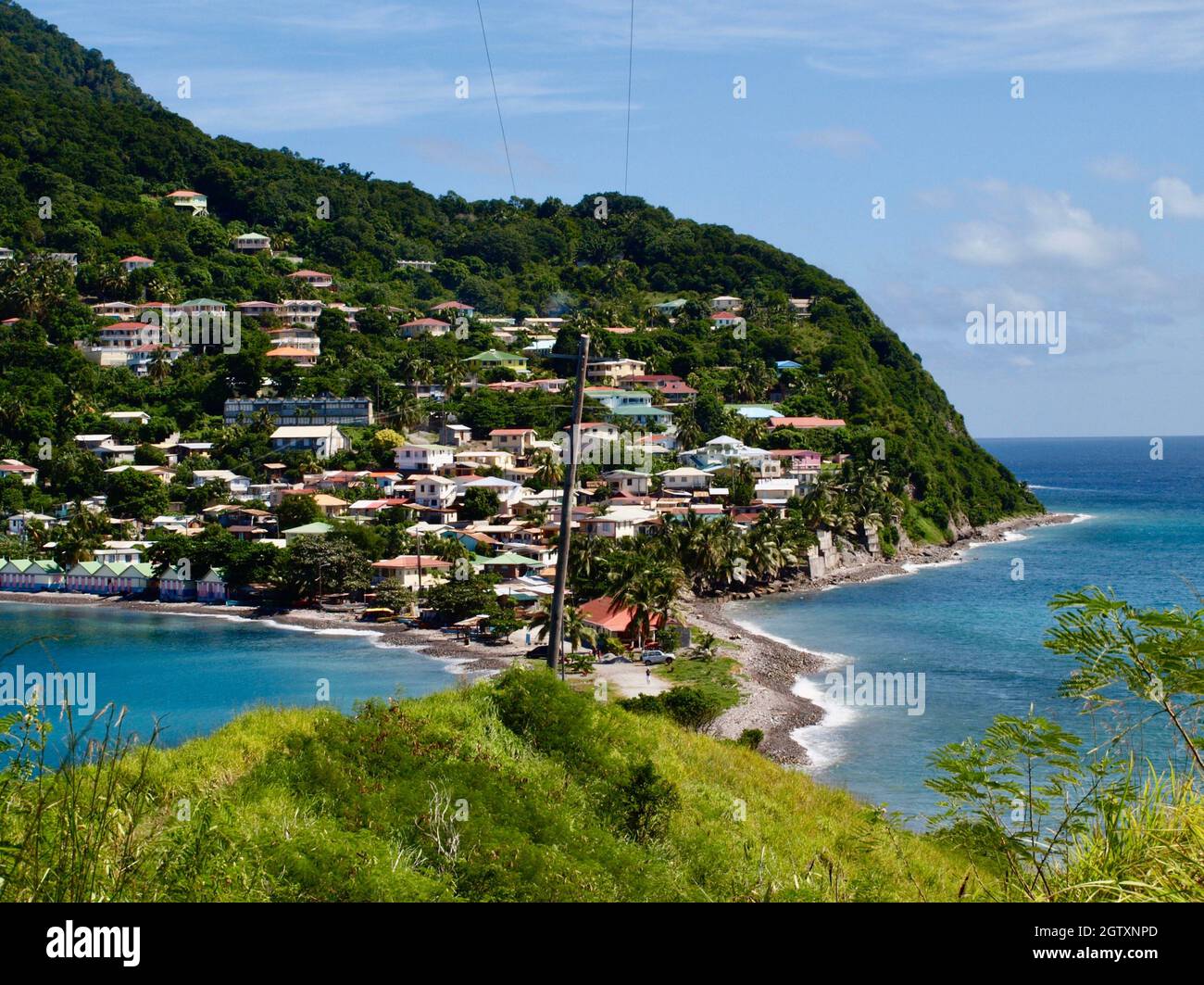 Il capo villaggio di Scott a Dominica. Sul lato sinistro si trova la riserva marina, sulla destra si trova l'Oceano Atlantico. Foto Stock