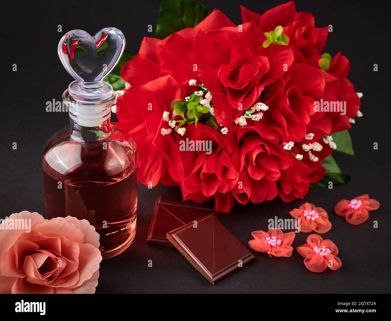 Un primo piano di gustosi dolci pezzi di cioccolato sulla superficie nera Foto Stock