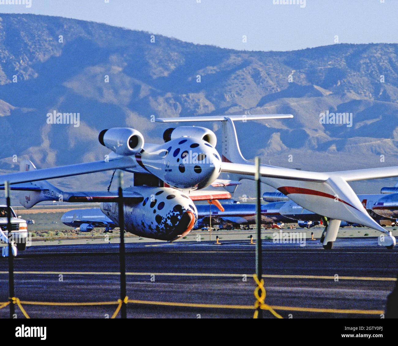 Taxi White Knight a Mojave Air e Spaceport prima del decollo per il primo volo suborbitale al mondo. Space Ship One è collegato al di sotto e sarà rilasciato a quota. Foto Stock