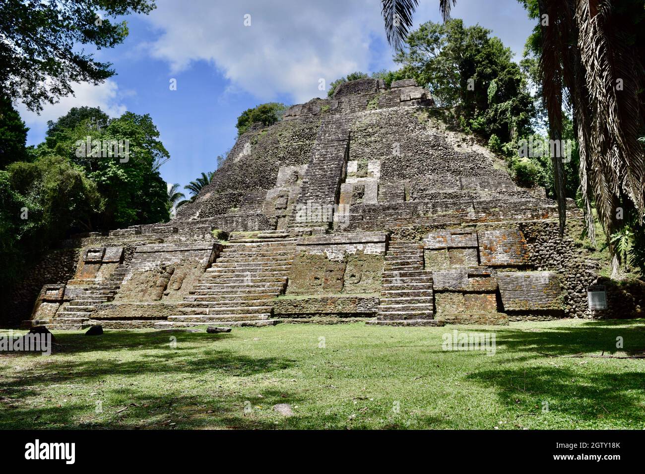 L'Alto Tempio di Lamanai. Si erge per 33 metri (108 piedi) di altezza. Foto Stock