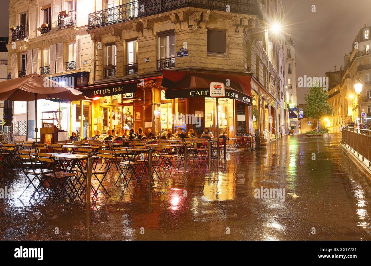 Il ristorante tradizionale francese Cave la Bourgogne situato nel quartiere  latino di notte, Parigi, Francia Foto stock - Alamy