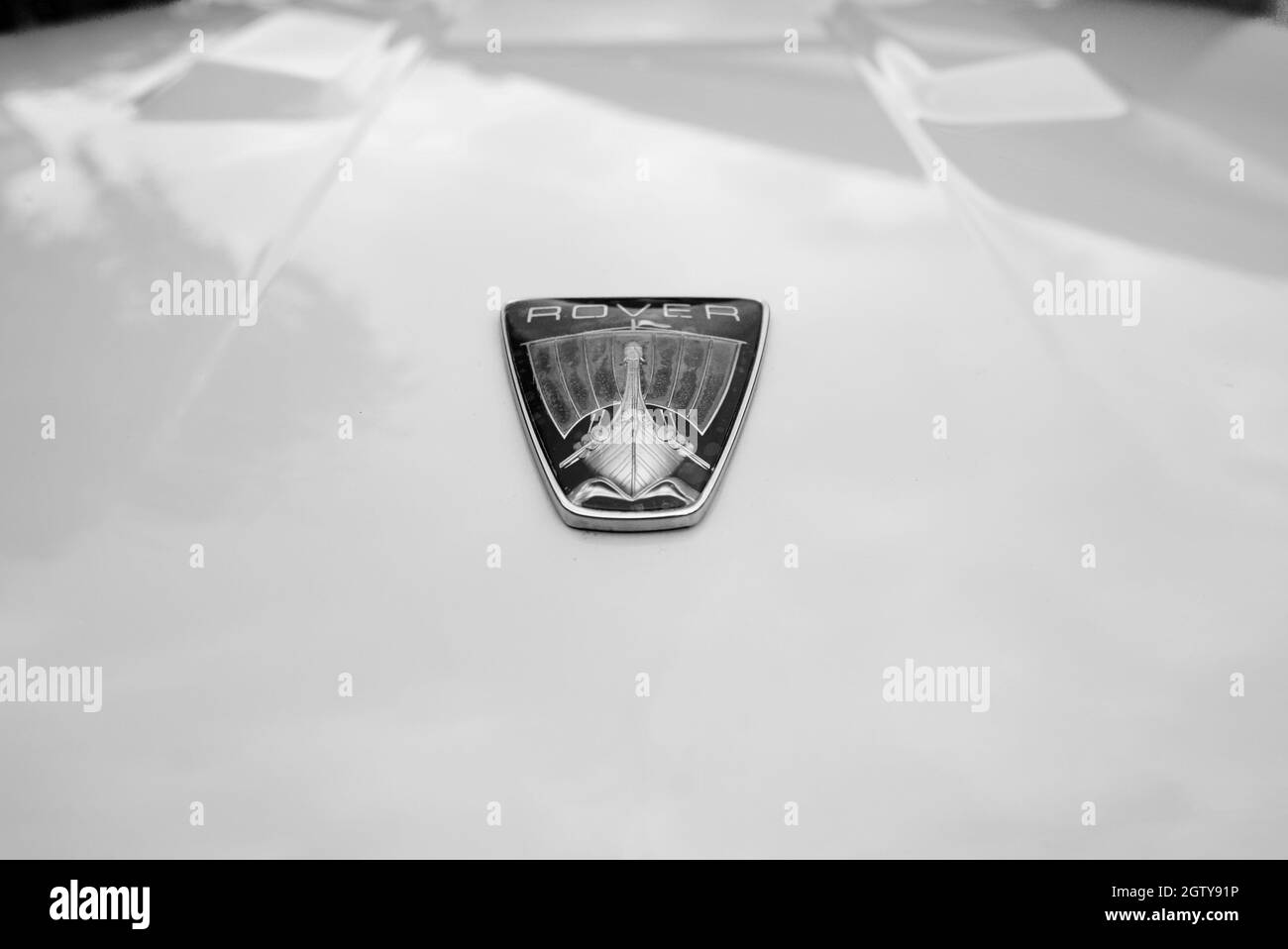 Logo Rover sul cofano di una Rover 3500s V8 P6, logo Rover sulla parte anteriore della vettura. Logo del cofano del veicolo Rover, fregio del cofano del veicolo, logo del cofano del veicolo Rover. Foto Stock