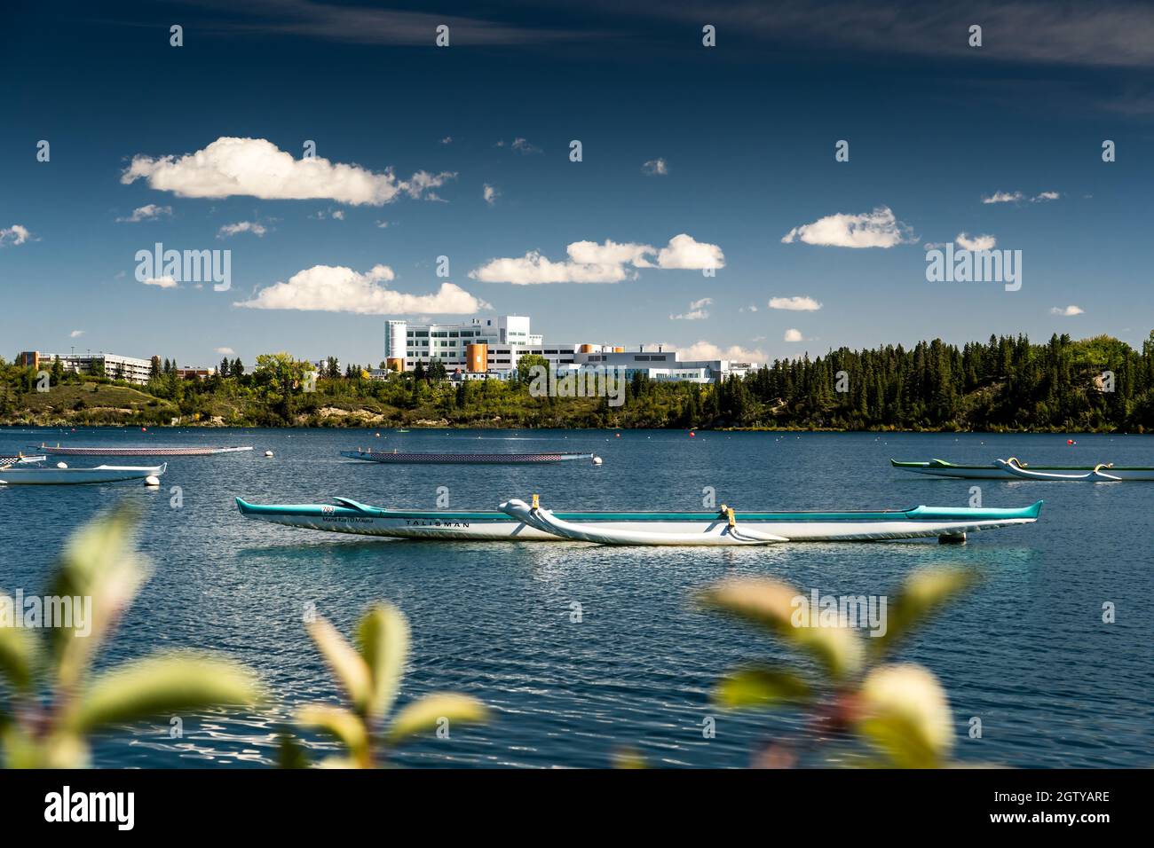 Calgary Alberta Canada, settembre 30 2021: Il Rockyview General Hospital con kayak e canoe ancorati al Calgary Canoe Club sulla Riserva Glenmore Foto Stock