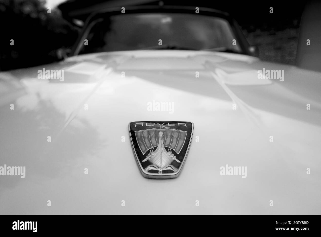 Logo Rover sul cofano di una Rover 3500s V8 P6, logo Rover sulla parte anteriore della vettura. Logo del cofano del veicolo Rover, fregio del cofano del veicolo, logo del cofano del veicolo Rover. Foto Stock