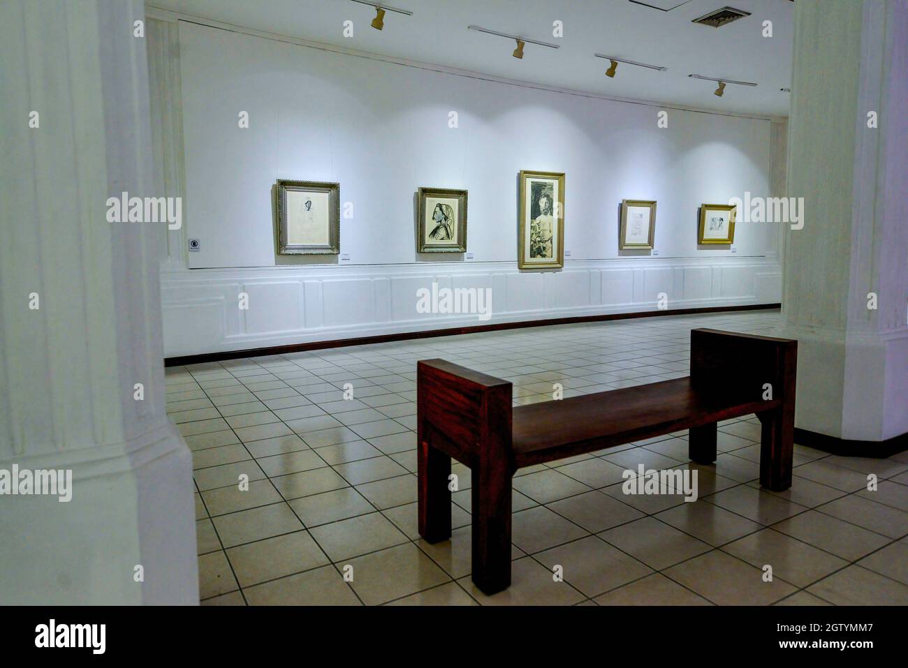 San Salvador, El Salvador. 2 ottobre 2021. Una mostra che espone le opere d'arte del tardo pittore Picasso, provenienti dalla sepoltura del Conte d'Orgaz e del doppio Flauto. Le mostre d'arte sono tra le attività aperte al pubblico, dato che la pandemia COVID-19 continua a colpire El Salvador. Credit: SOPA Images Limited/Alamy Live News Foto Stock