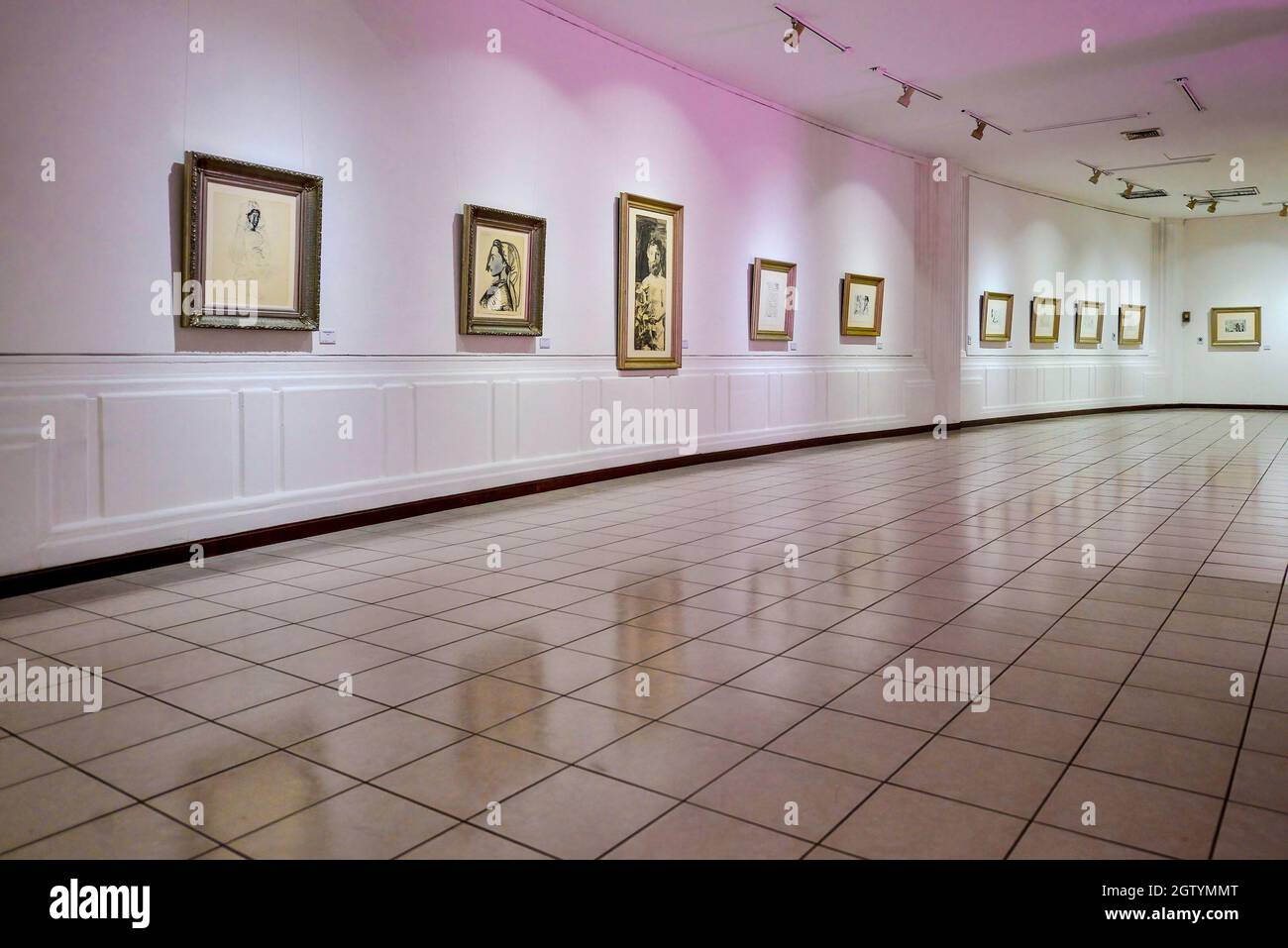 San Salvador, El Salvador. 2 ottobre 2021. Una mostra che espone le opere d'arte del tardo pittore Picasso, provenienti dalla sepoltura del Conte d'Orgaz e del doppio Flauto. Le mostre d'arte sono tra le attività aperte al pubblico, dato che la pandemia COVID-19 continua a colpire El Salvador. Credit: SOPA Images Limited/Alamy Live News Foto Stock