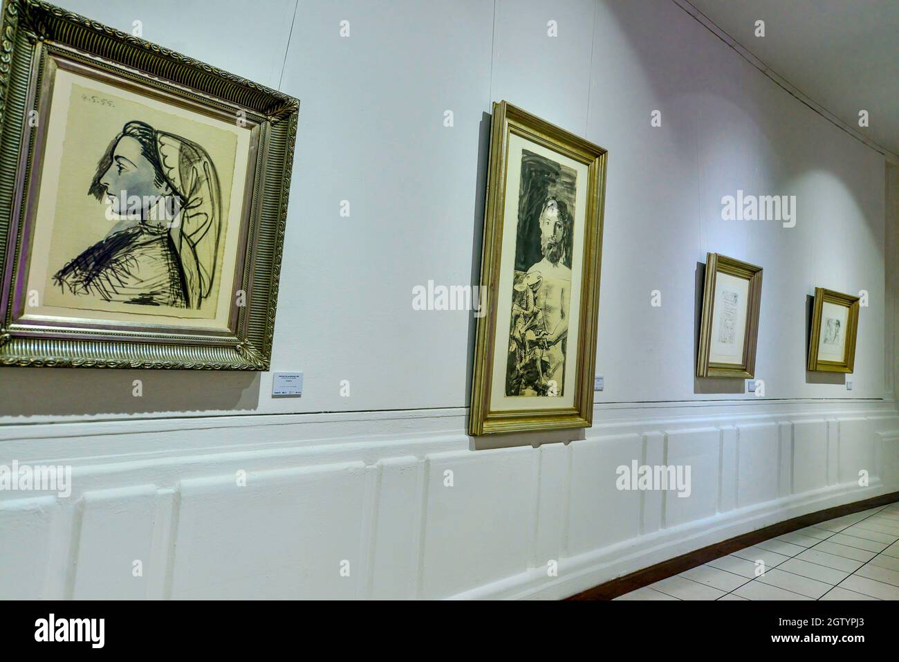 San Salvador, El Salvador. 2 ottobre 2021. Una mostra che espone le opere d'arte del tardo pittore Picasso, provenienti dalla sepoltura del Conte d'Orgaz e del doppio Flauto. Le mostre d'arte sono tra le attività aperte al pubblico, dato che la pandemia COVID-19 continua a colpire El Salvador. (Foto di Camilo Freedman/SOPA Images/Sipa USA) Credit: Sipa USA/Alamy Live News Foto Stock