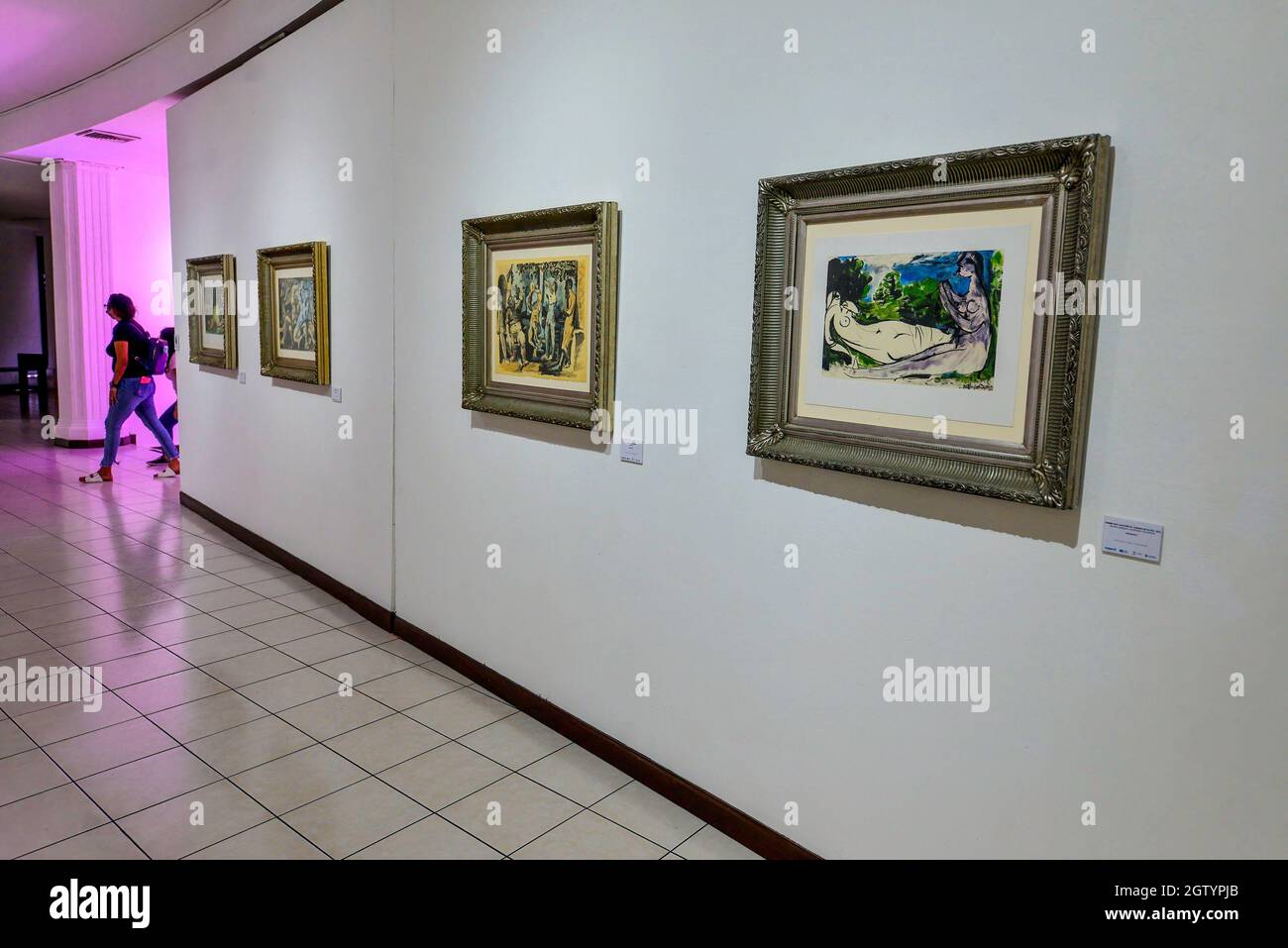 San Salvador, El Salvador. 2 ottobre 2021. Una mostra che espone le opere d'arte del tardo pittore Picasso, provenienti dalla sepoltura del Conte d'Orgaz e del doppio Flauto. Le mostre d'arte sono tra le attività aperte al pubblico, dato che la pandemia COVID-19 continua a colpire El Salvador. (Foto di Camilo Freedman/SOPA Images/Sipa USA) Credit: Sipa USA/Alamy Live News Foto Stock