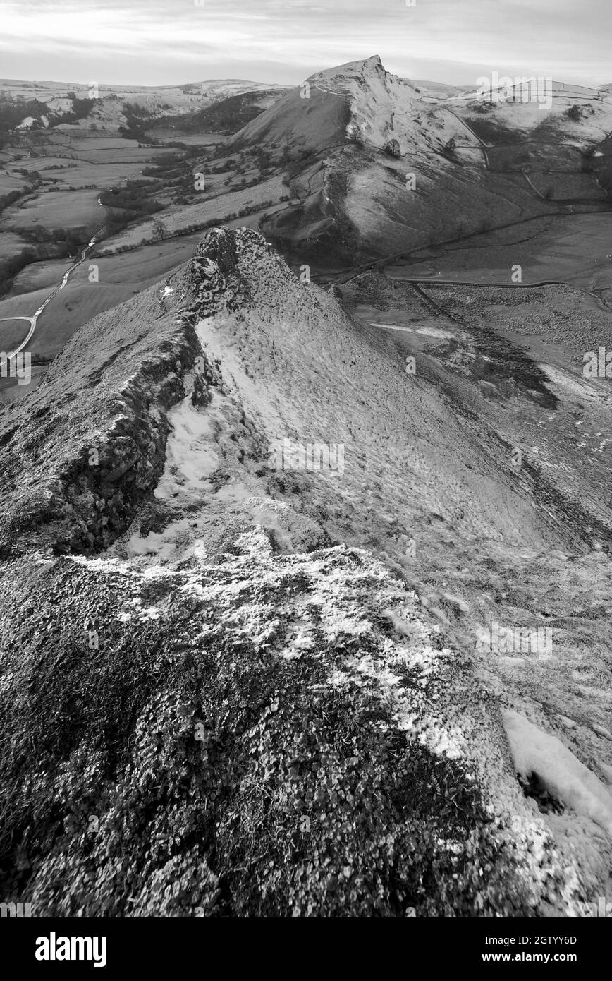 Vista su Chrome Hill, Buxton, presa da Parkhouse Hill. Le due colline sono note come Dragon's Back Ridge, dove Valley, Derbyshire, Peak District Foto Stock