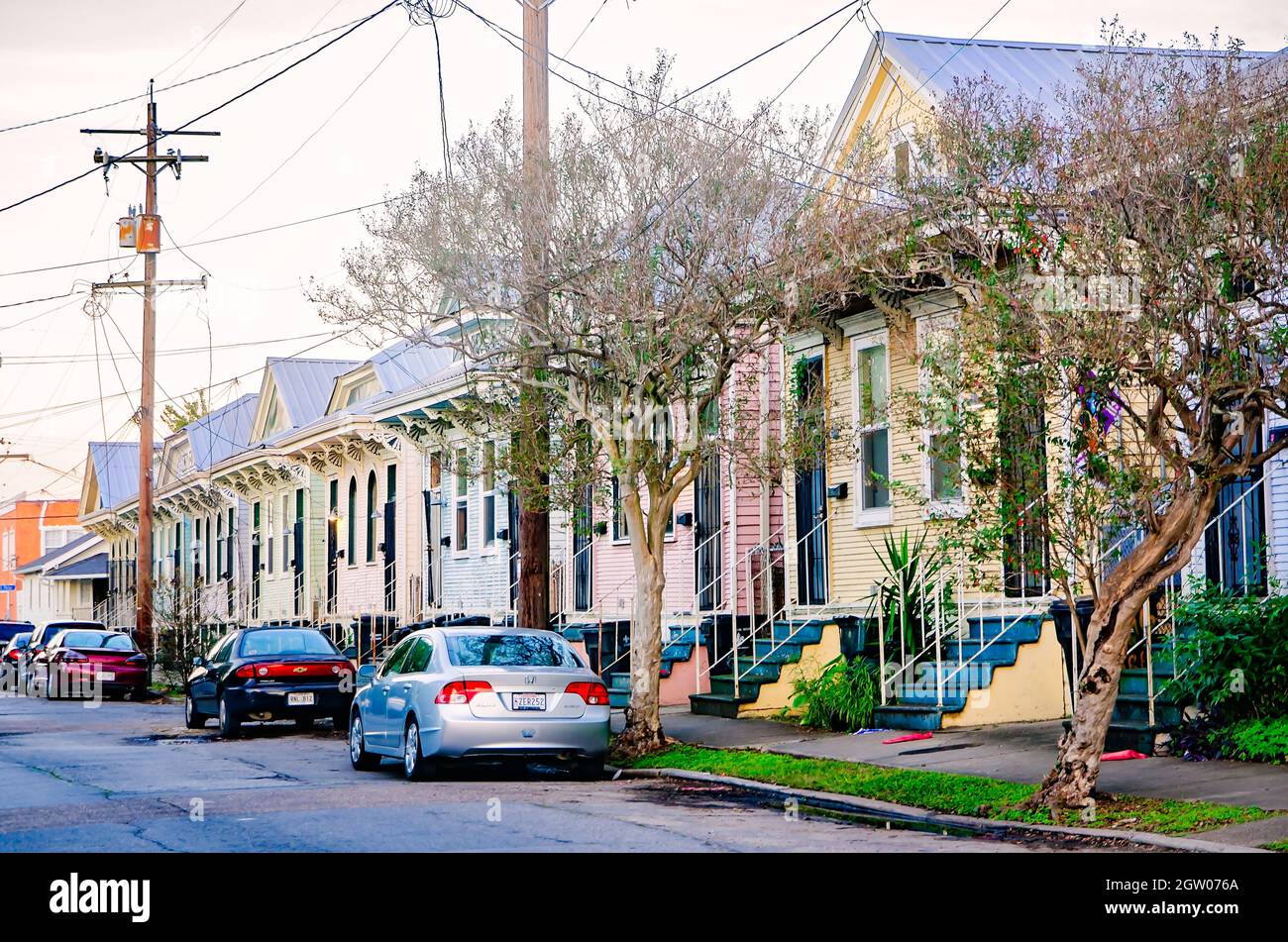 Le antiche case a doppio fucile su Hagen Avenue presentano intricate staffe, chiamate anche mensole, tipiche dell'architettura di New Orleans. Foto Stock