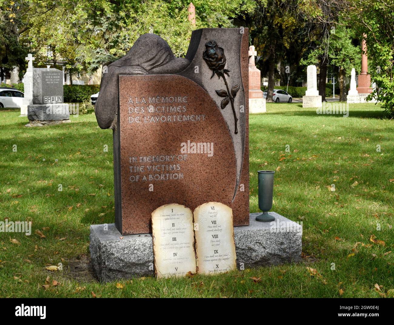 Un monumento commemorativo, in inglese e francese, alle vittime dell’aborto si trova sul terreno della Cattedrale di San Bonifacio della Chiesa cattolica nel San Bonif Foto Stock