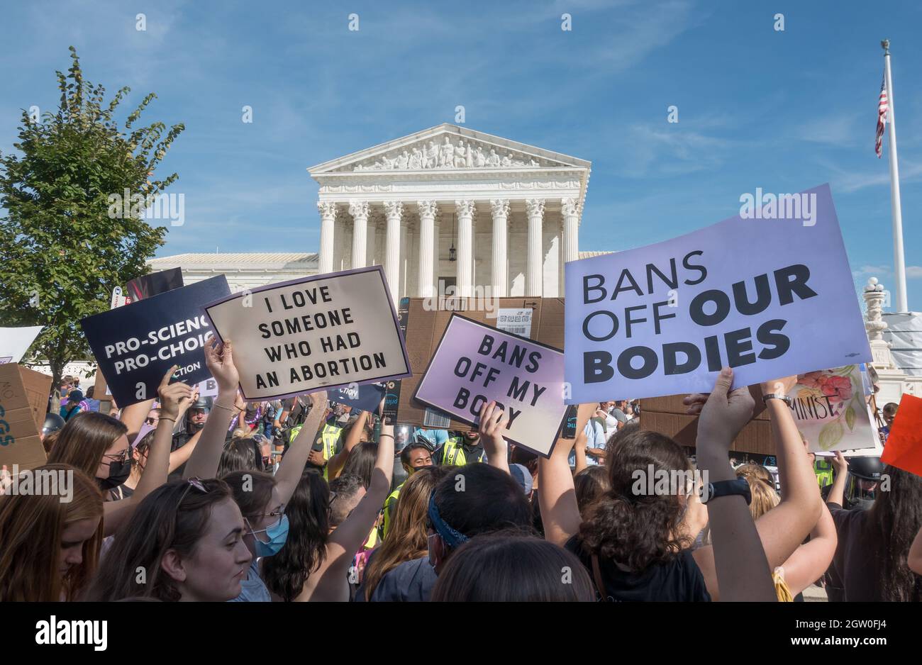 2021 marcia delle donne a Washington DC, chiedendo l'accesso continuato all'aborto dopo il divieto sulla maggior parte degli aborti in Texas, e la minaccia incombente a Roe contro Wade nella prossima sessione della Corte Suprema. Migliaia di marciano dal raduno al Freedom Plaza alla Corte Suprema degli Stati Uniti. 2 ottobre 2021. Foto Stock