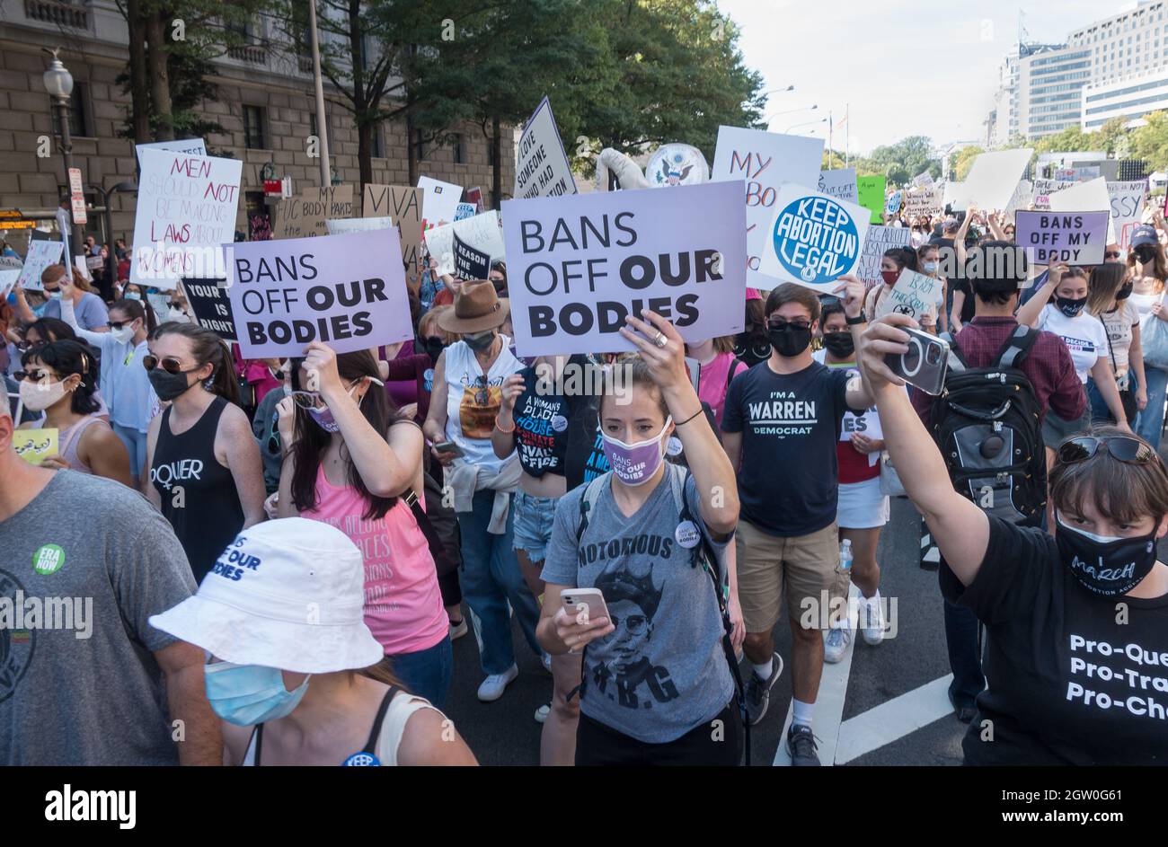 2021 marcia delle donne a Washington DC, chiedendo l'accesso continuato all'aborto dopo il divieto sulla maggior parte degli aborti in Texas, e la minaccia incombente a Roe contro Wade nella prossima sessione della Corte Suprema. Migliaia di marciano dal raduno al Freedom Plaza alla Corte Suprema degli Stati Uniti. 2 ottobre 2021. Foto Stock