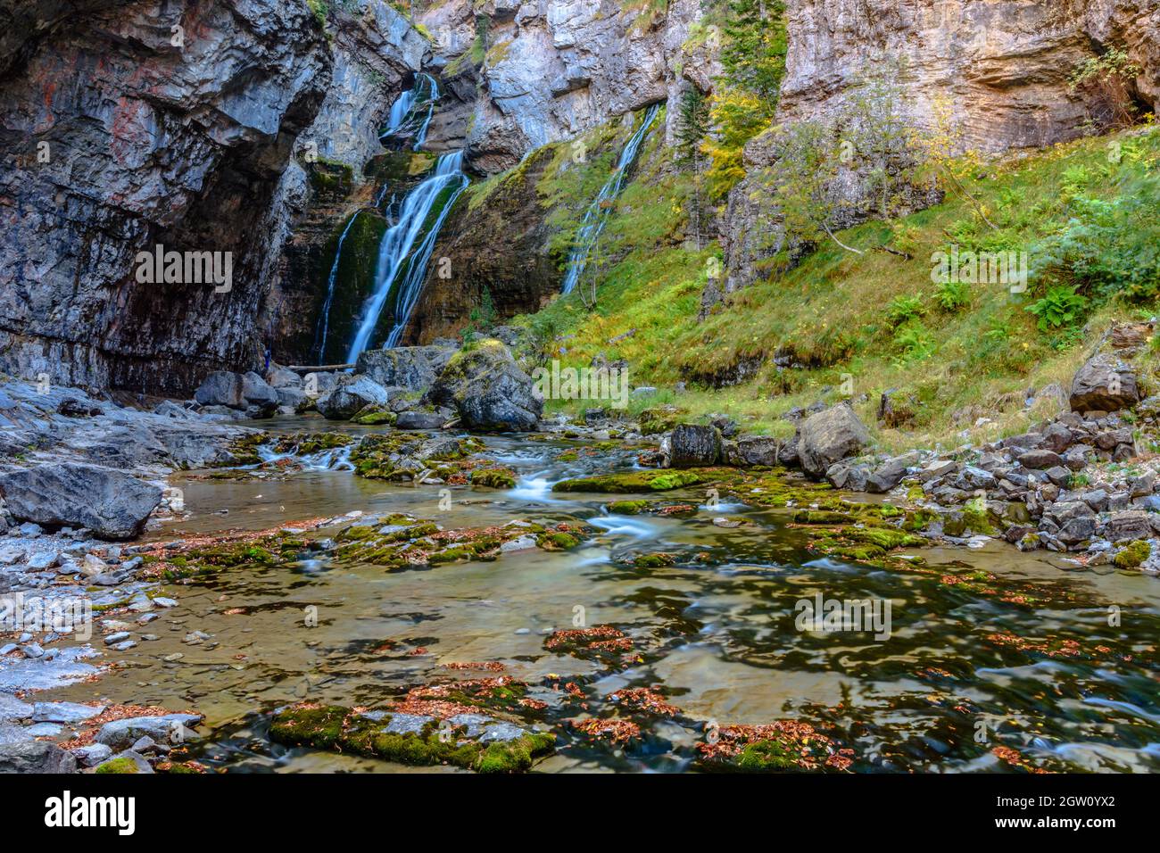 Cascata nella valle (stagione autunnale) Foto Stock