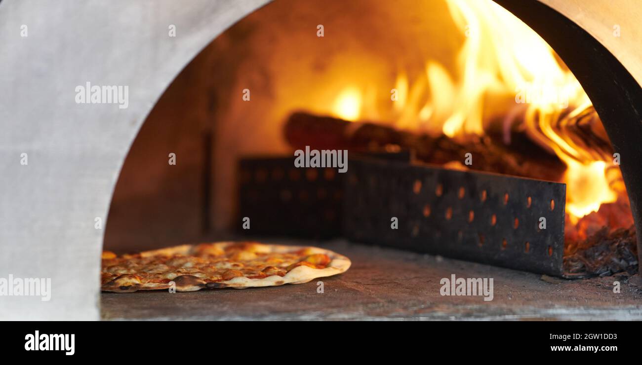 Primo piano del piano cottura per pizza Foto stock - Alamy