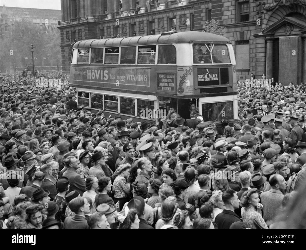 Le folle riempiono le strade di Londra il VE Day (giorno della Vittoria in Europa), l'8 maggio 1945 Foto Stock