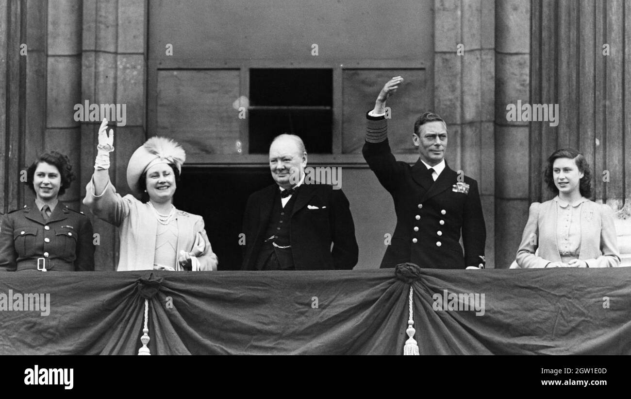 Churchill con la famiglia reale (Re Giorgio VI e Regina Elisabetta la Regina Madre e Princesse Elisabetta e Margaret) sul balcone di Buckingham Palace il VE Day, 8 maggio 1945. Foto Stock