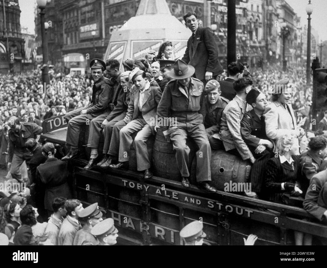 La gente affollava nella strada di Londra, il VE Day, 8 maggio 1945. Foto Stock