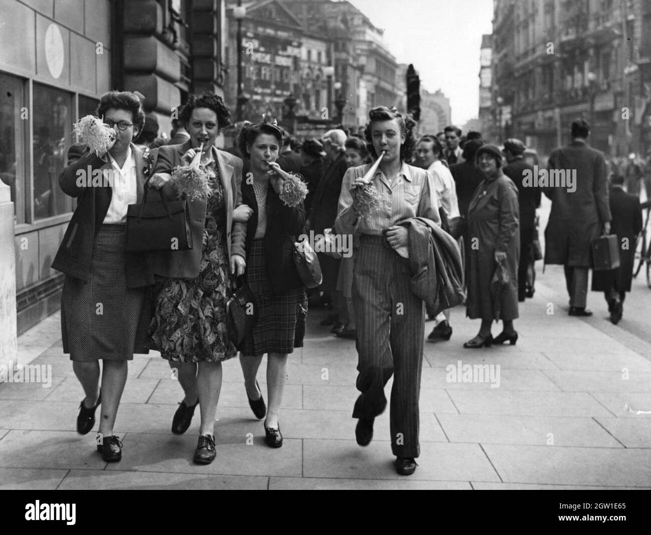Le donne festeggiano per strada il giorno della Ve (Giornata della Vittoria in Europa), l'8 maggio 1945 Foto Stock