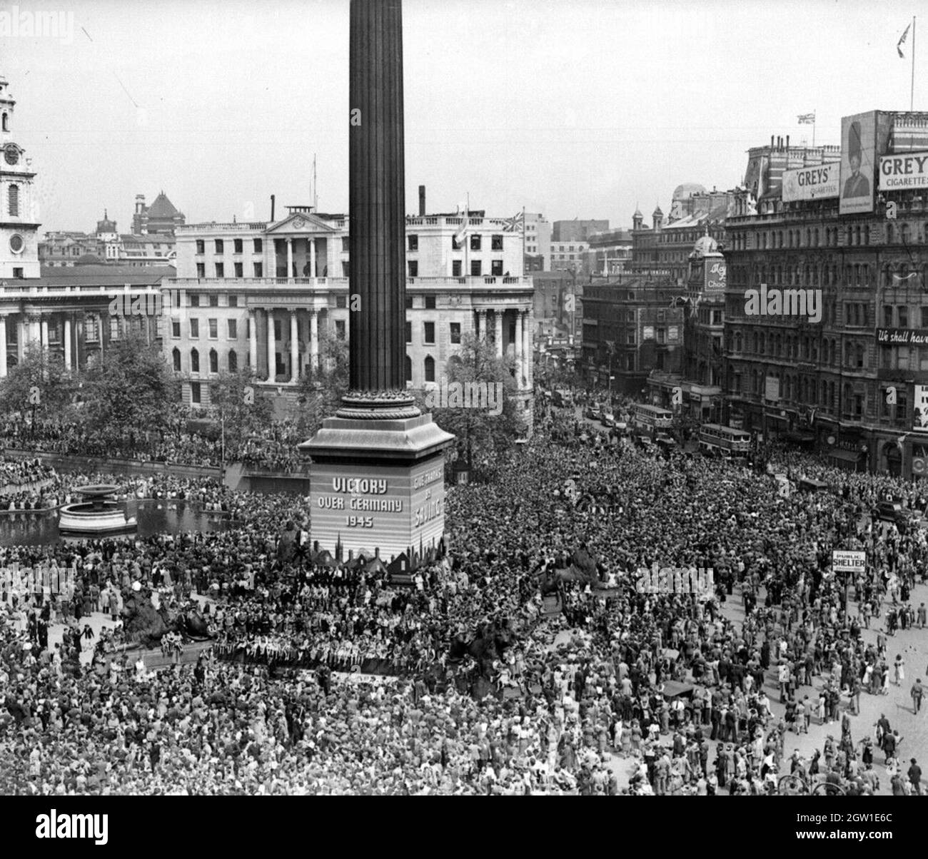 La folla riempie Trafalgar Square di Londra durante la celebrazione del V-e Day 8 maggio 1945. Foto Stock