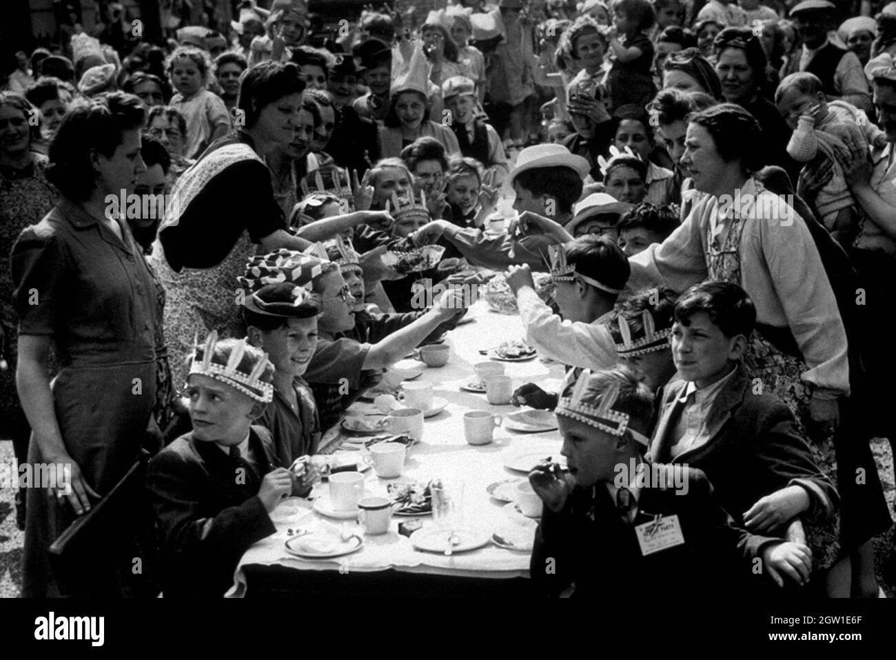 Una festa di strada il giorno di VE (festa della Vittoria in Europa), l'8 maggio 1945 Foto Stock