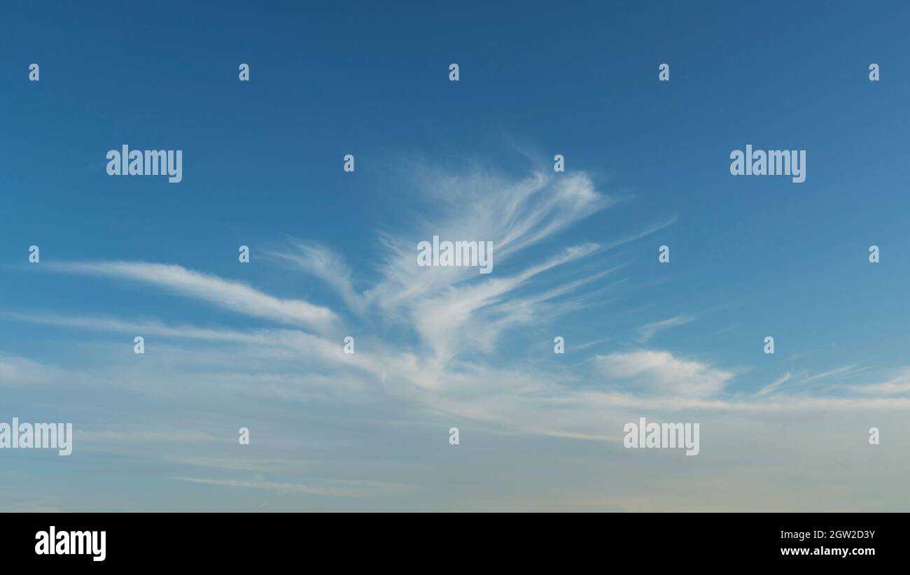 Nuvole bianche e cielo blu agitabili per la sostituzione dello sfondo o del cielo Foto Stock