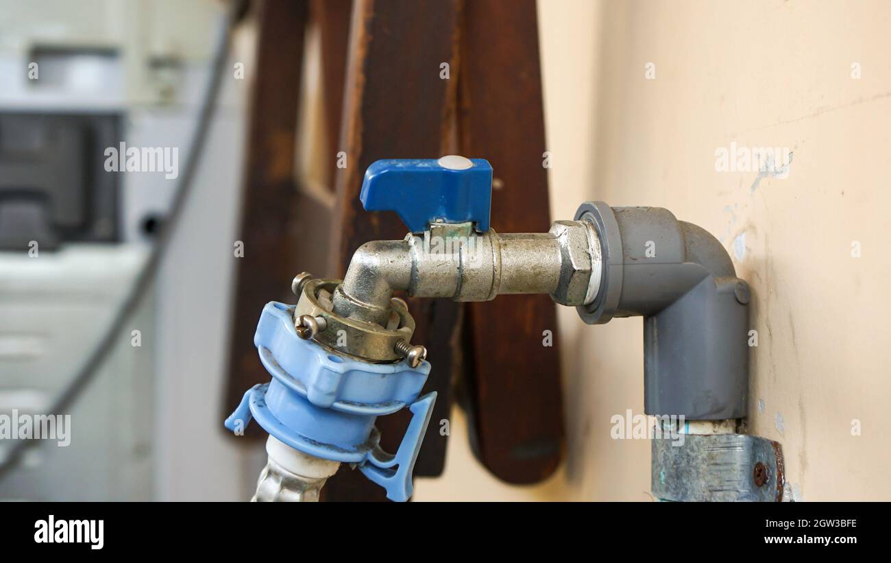 Chiudere il rubinetto dell'acqua e il tubo flessibile della lavatrice Foto  stock - Alamy