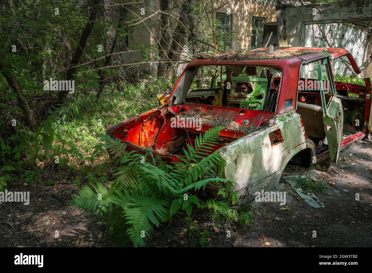 Auto arrugginita abbandonata - Zalissya Village, Chernobyl Exclusion zone, Ucraina Foto Stock