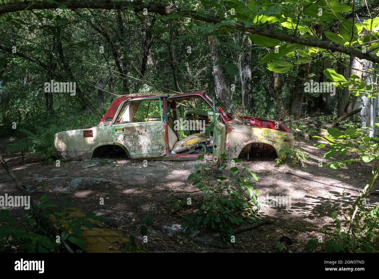 Auto arrugginita abbandonata - Zalissya Village, Chernobyl Exclusion zone, Ucraina Foto Stock