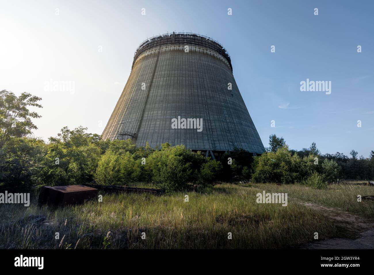 Torre di raffreddamento incompiuta della centrale nucleare di Cernobyl - zona di esclusione di Cernobyl, Ucraina Foto Stock