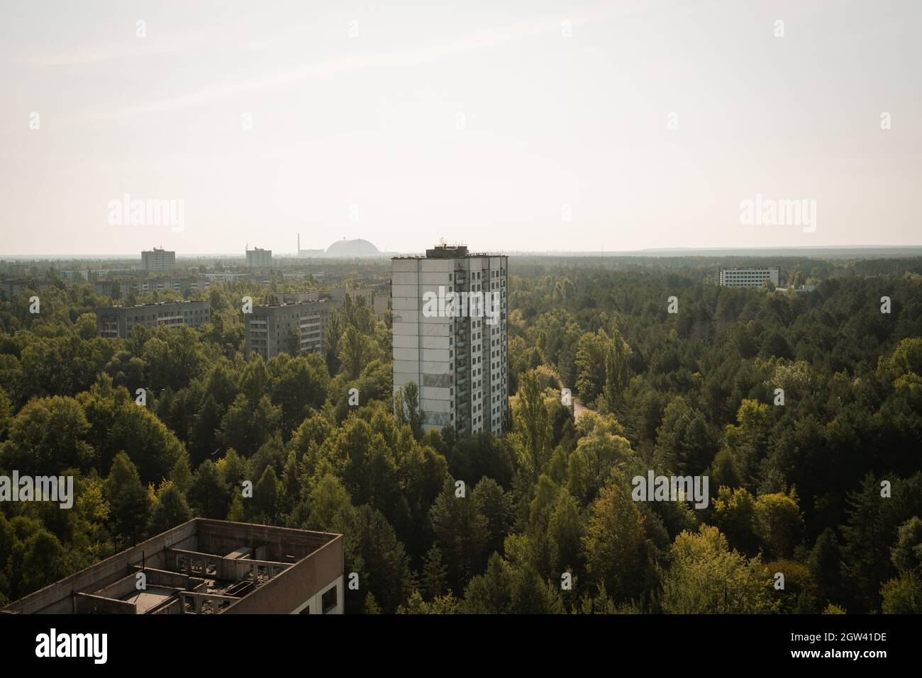 Vista aerea della zona di esclusione di Pripyat e Chernobyl con la centrale nucleare di Chernobyl reattore 4 nuovo confinamento sicuro sullo sfondo - Pripyat, Chernob Foto Stock