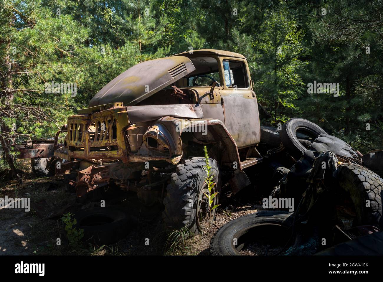 Carrelli arrugginiti abbandonati nel cortile della stazione di polizia - Pripyat, zona di esclusione di Chernobyl, Ucraina Foto Stock