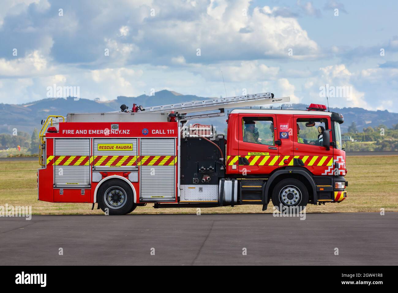 Un incendio e un motore antincendio di emergenza della Nuova Zelanda parcheggiato sulla pista all'aeroporto di Tauranga Foto Stock