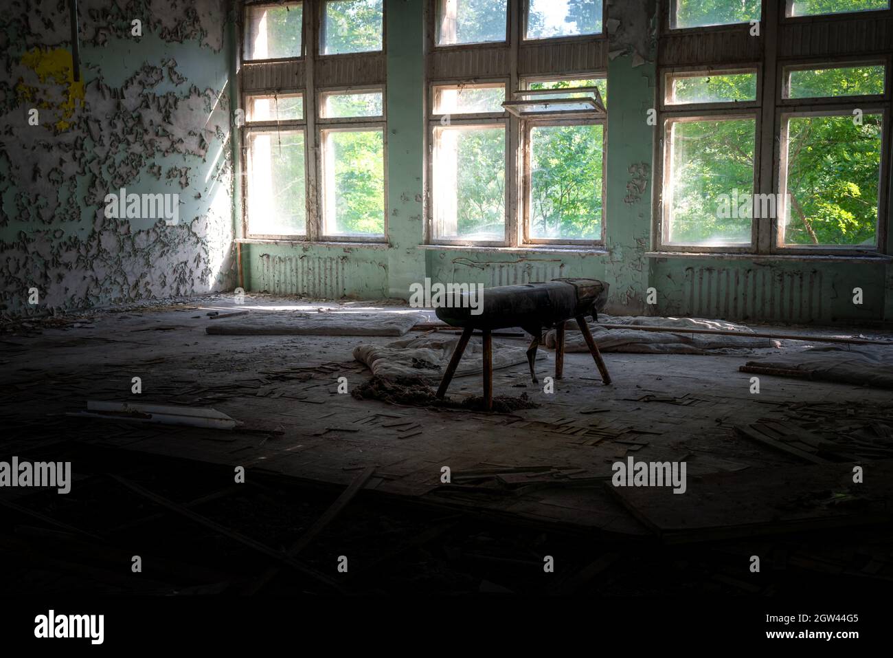 Palestra della Scuola del Distretto 3 - Pripyat, zona di esclusione di Chernobyl, Ucraina Foto Stock