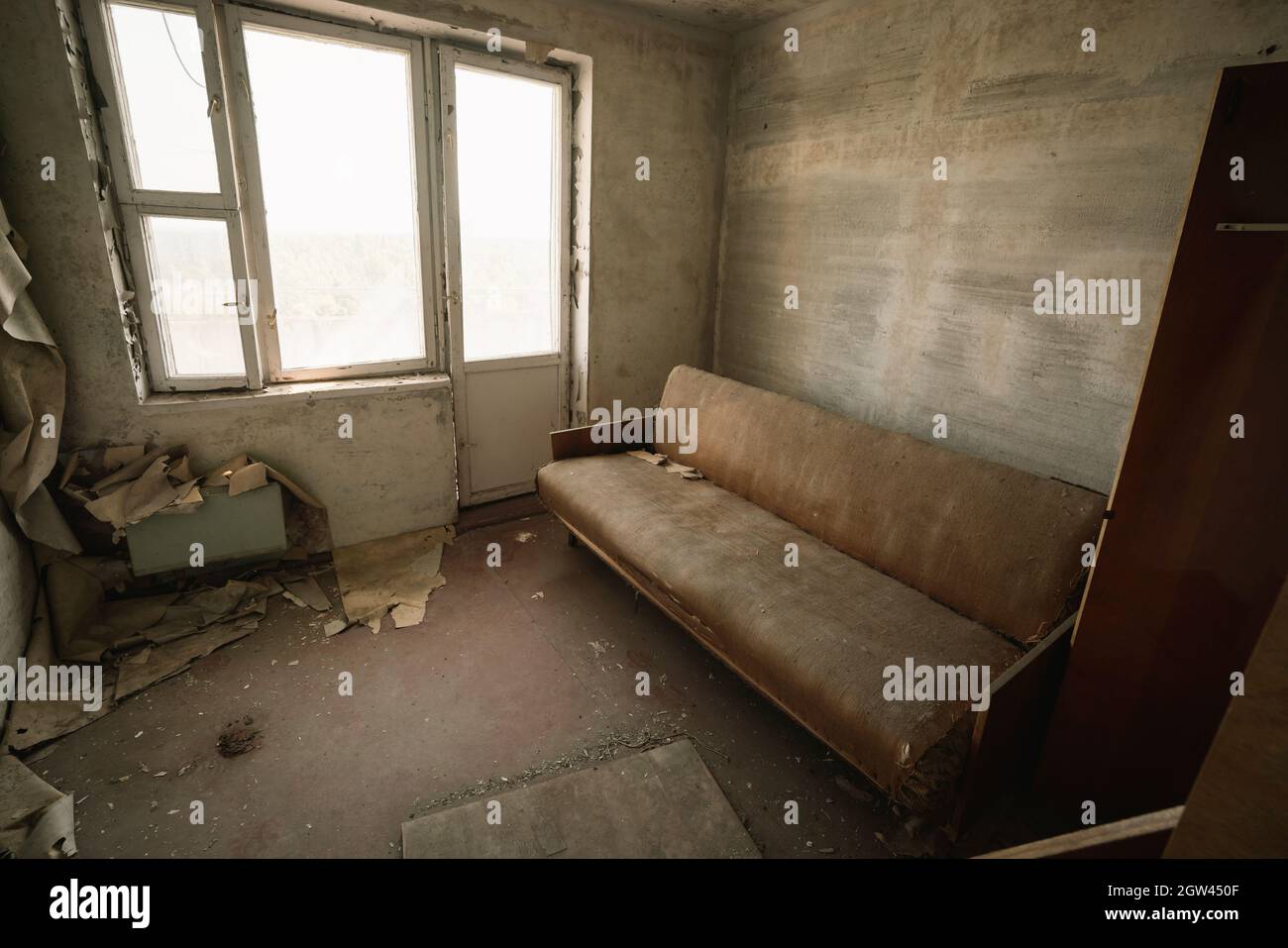 Soggiorno e divano in un appartamento a Pripyat - Pripyat, zona di esclusione di Chernobyl, Ucraina Foto Stock