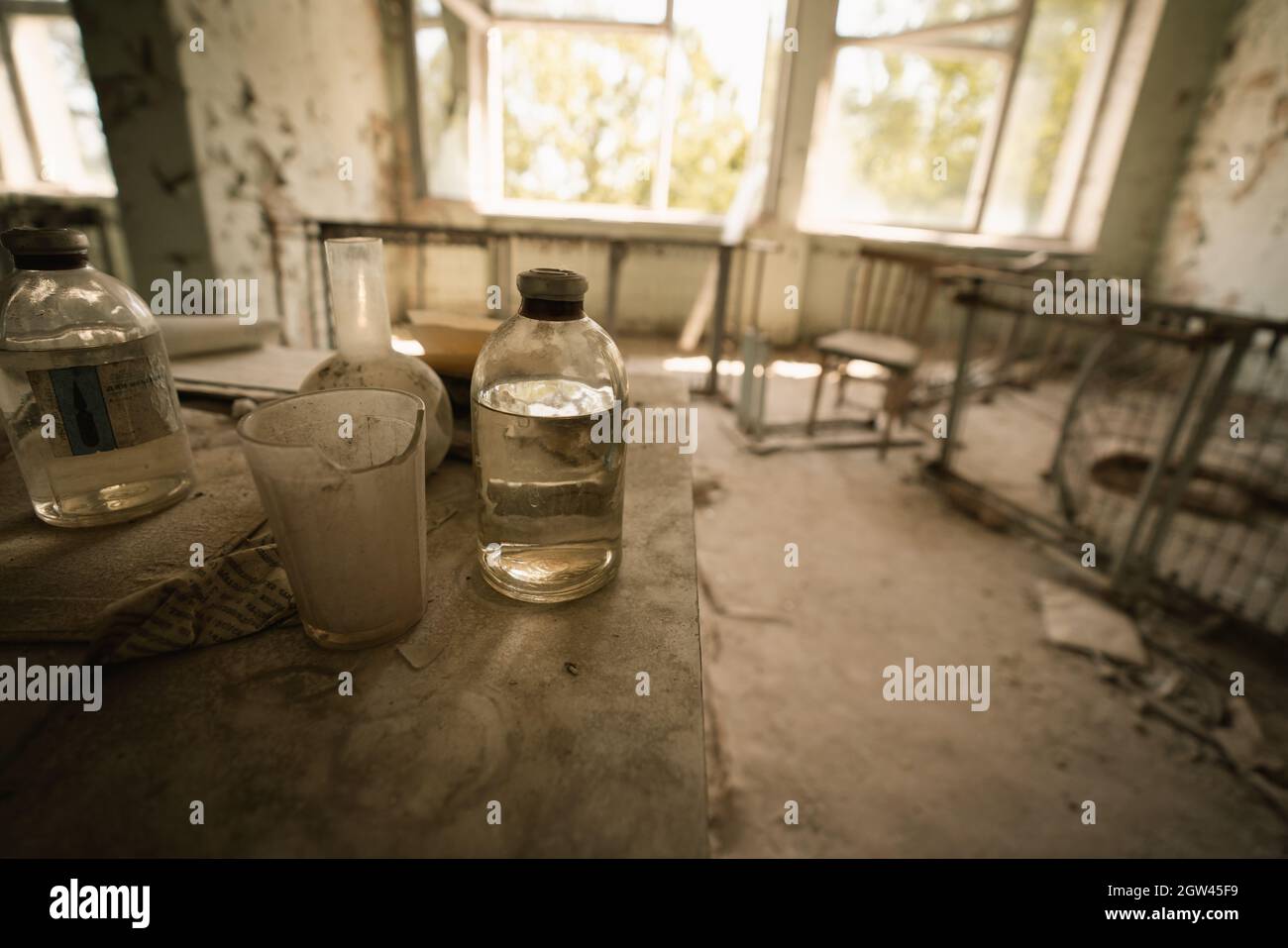 Bottiglia di medicinale in un tavolo all'ospedale Pripyat - Pripyat, zona di esclusione di Chernobyl, Ucraina Foto Stock