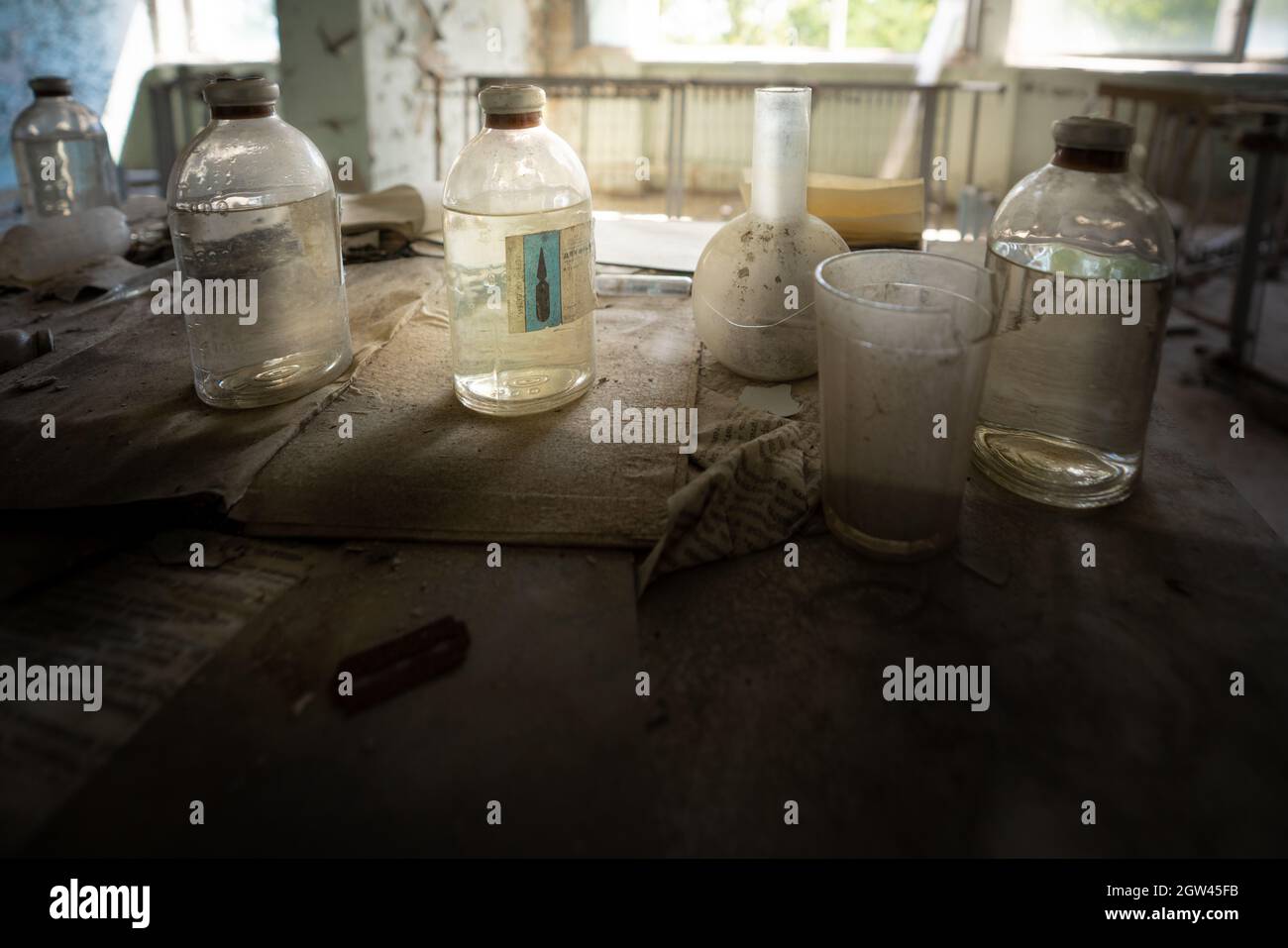 Bottiglia di medicinale in un tavolo all'ospedale Pripyat - Pripyat, zona di esclusione di Chernobyl, Ucraina Foto Stock