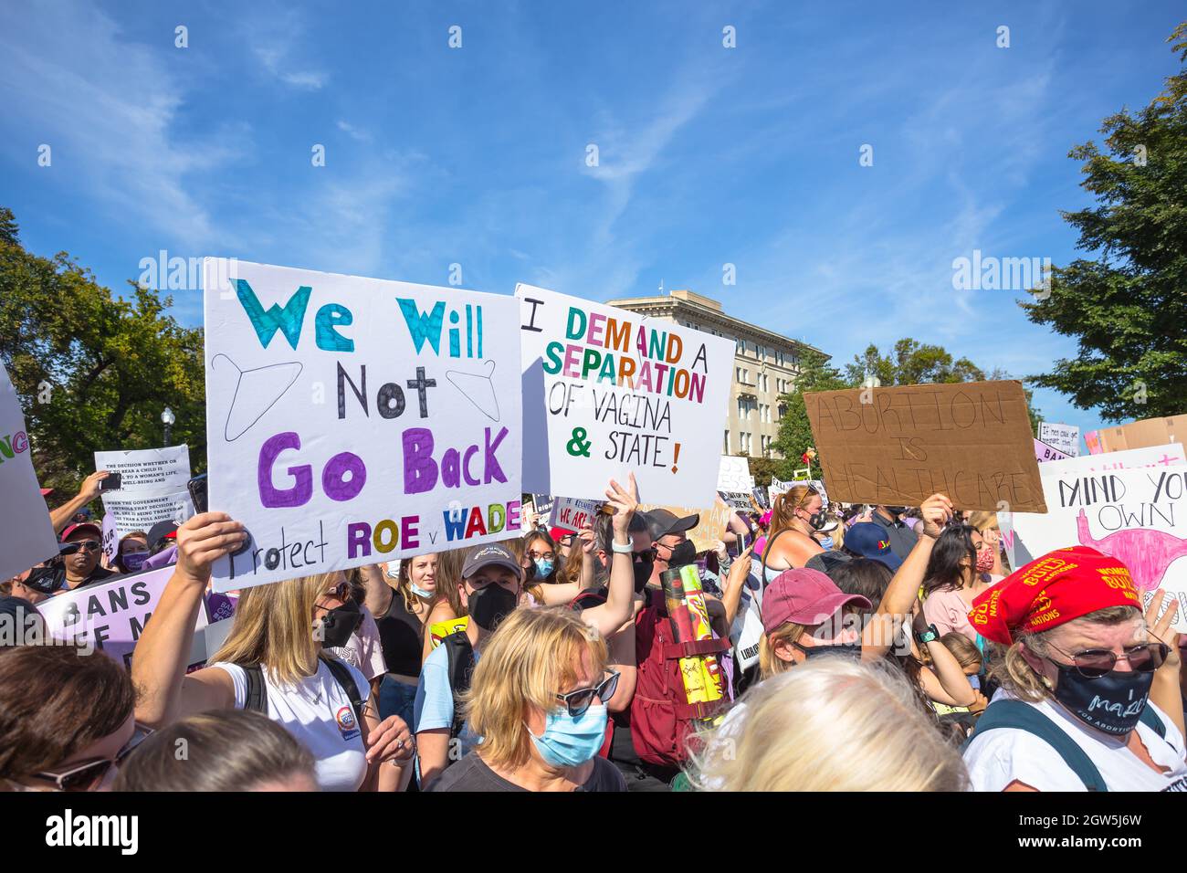 Washington, D.C., Stati Uniti. 2 ottobre 2021. Migliaia di persone si riuniscono a Washington, D.C. per il Rally di marcia delle donne per la giustizia dell'aborto per protestare contro le nuove leggi restrittive sull'aborto in Texas e il potenziale rovesciamento del caso Roe v. Wade Supreme Court. Credit: Kalen Martin/Alamy Live News Foto Stock