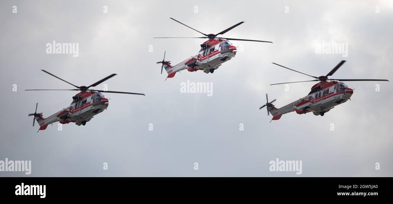Elicottero medico militare, per evacuazione di emergenza dei feriti, contro il cielo. Foto Stock