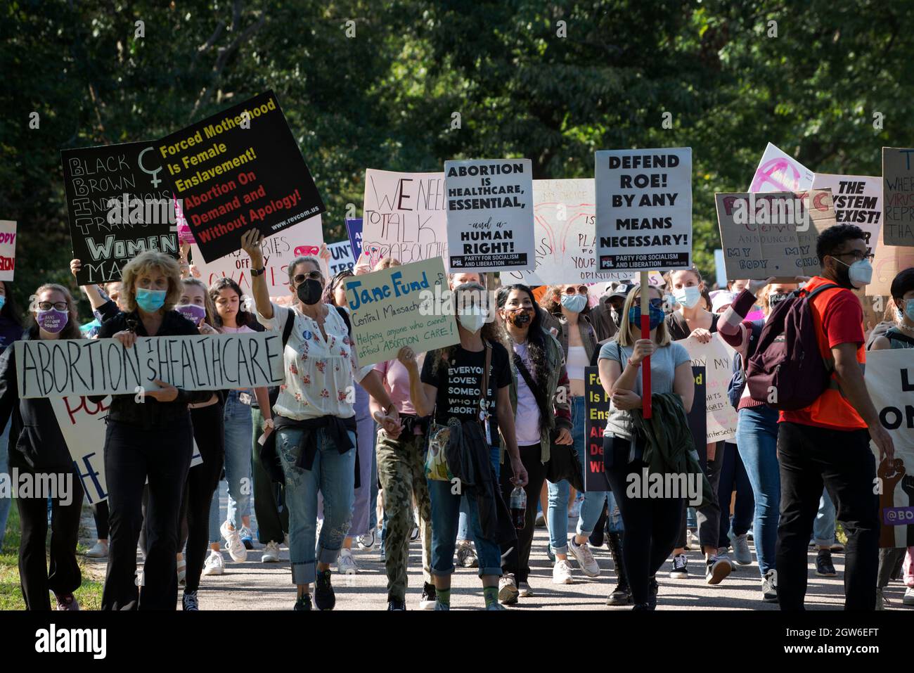 Women’s March, Franklin Park, Boston, Massachusetts, 02 ottobre 2021. Più di 1,000 si sono riuniti a sostegno dei diritti di aborto in quanto oltre 600 manifestazioni simili si sono svolte in tutti gli Stati Uniti in reazione ad una legge statale del Texas che limita severamente gli aborti. Credit: Chuck Nacke / Alamy Live News Foto Stock