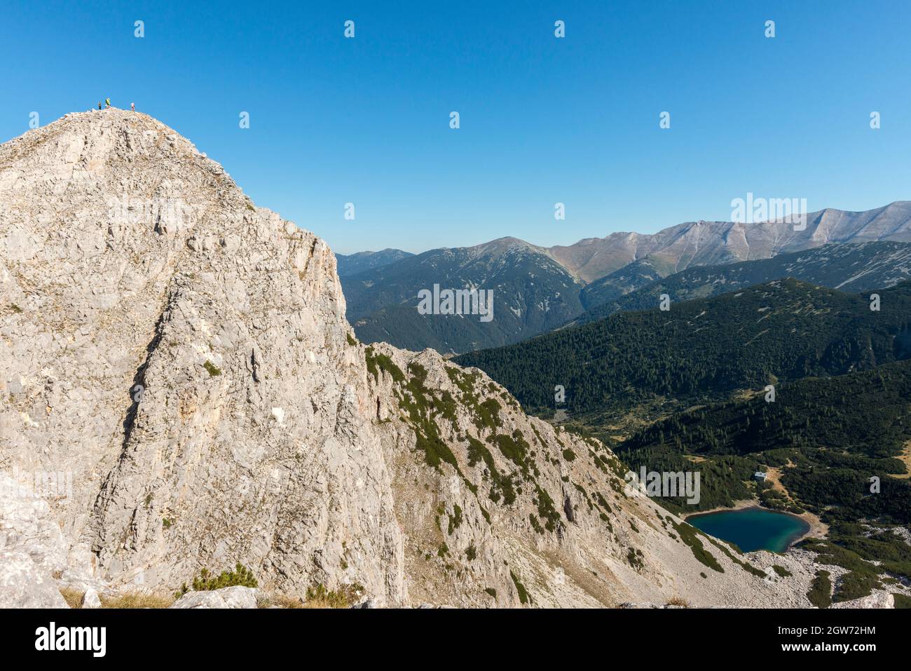 vista spettacolare del massiccio Sinanitsa Peak di 2516 m e del Lago Sinanitsa glaciale nel Monte Pirin, Bulgaria, Balcani, Europa Foto Stock