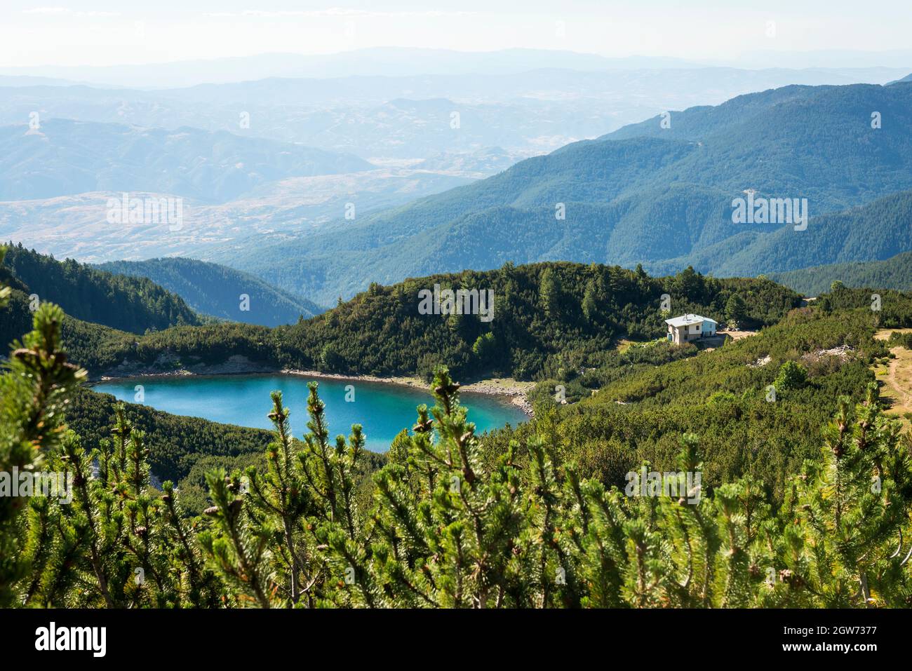 Lago glaciale e chalet Sinanitsa nel Parco Nazionale e Riserva del Pirin, Monte Pirin, Bulgaria, Balcani, Europa Foto Stock