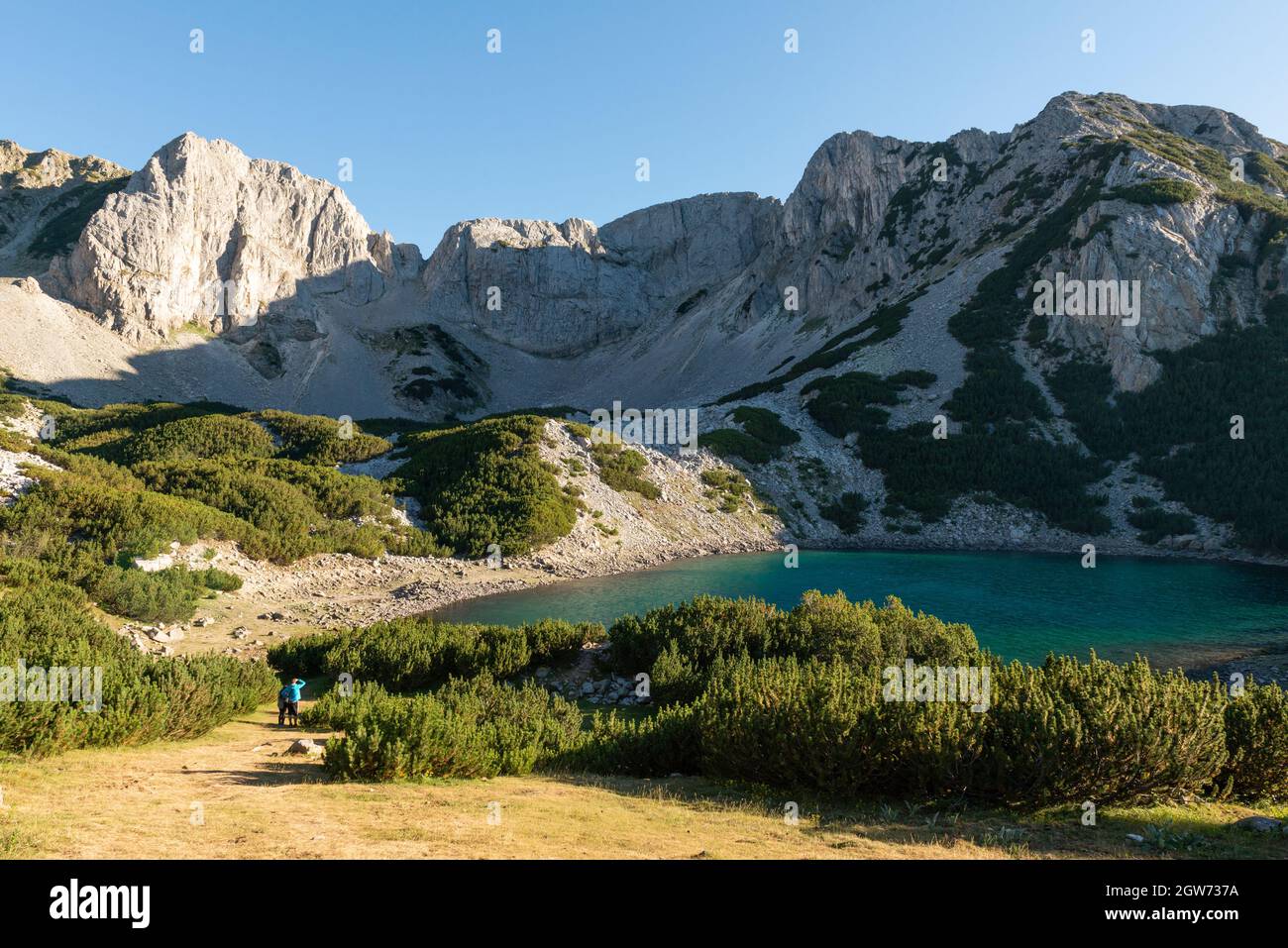 Lago glaciale di Sinanitsa e picco di marmo nel Parco Nazionale e Riserva del Pirin, Monte Pirin, Bulgaria, Balcani, Europa Foto Stock