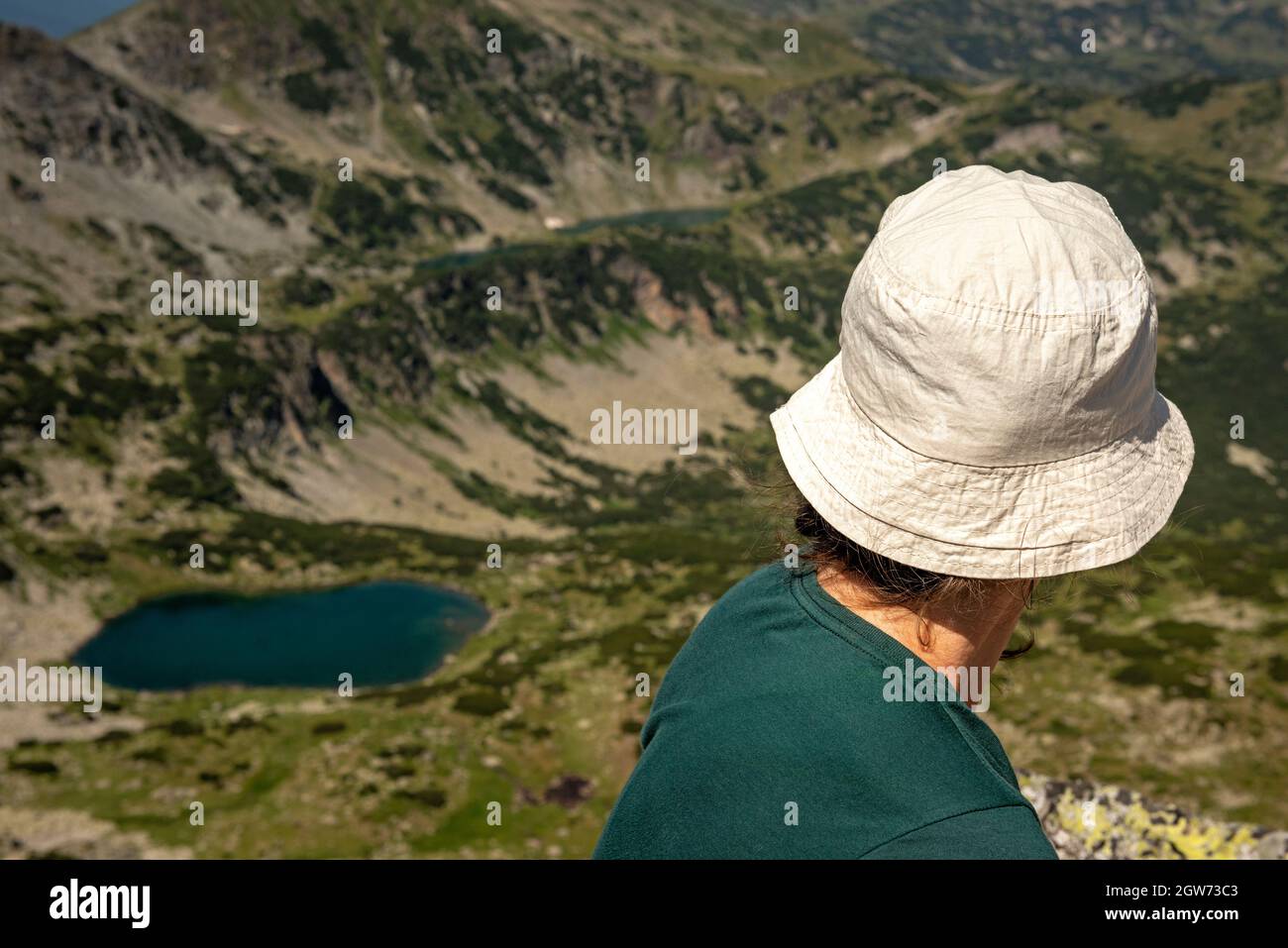 Escursione in montagna in Bulgaria escursionista femminile sul Rilets Peak a 2713 m che si affaccia sul Lago del Diavolo nel Parco Nazionale e riserva naturale di Rila, Bulgaria. Foto Stock
