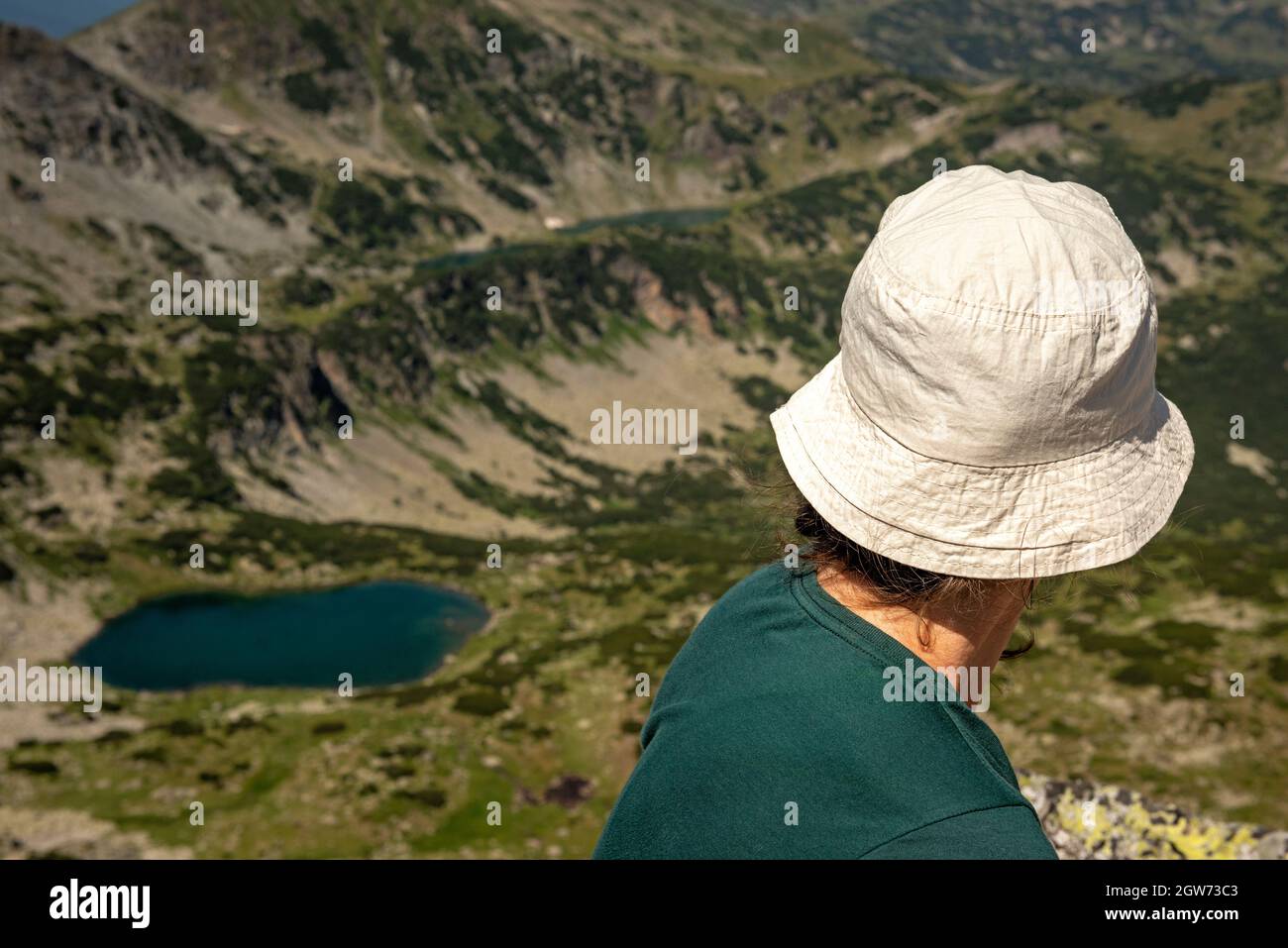 Escursioni in montagna in Bulgaria. Escursionista femminile sul Rilets Peak, a 2713 m di altezza, che si affaccia sul lago del Diavolo nel Parco Nazionale e nella riserva naturale di Rila, Bulgaria. Foto Stock
